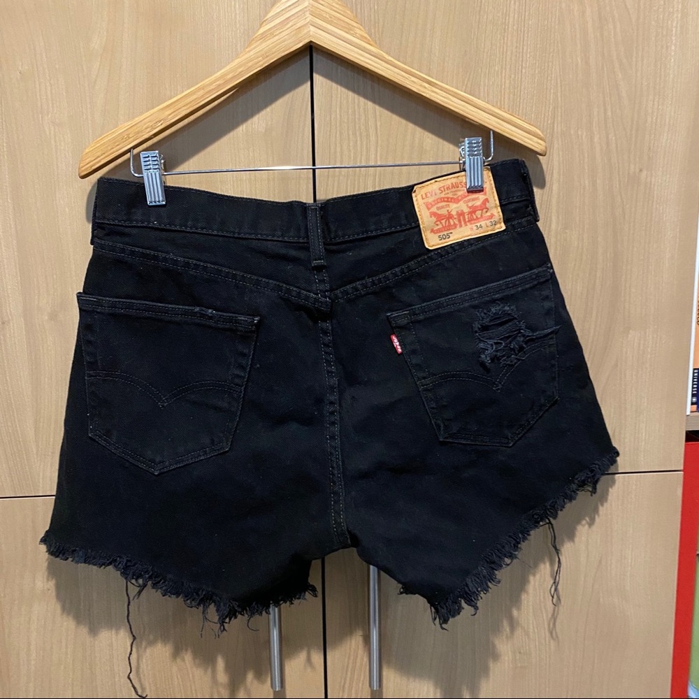 Levi’s distressed black denim cutoff shorts - Picture 2 of 3